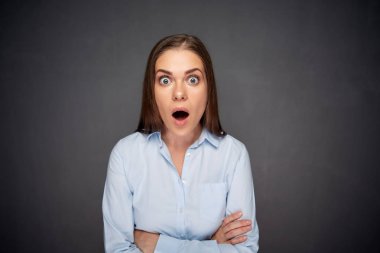 Şaşırtıcı kadın izole stüdyo portre gri.