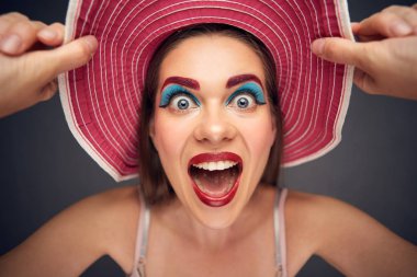 kadın giyiyor yaz plaj şapka