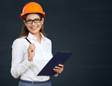 Oluşturucu kadın holding Pano kalemi ile gülümseyen. 