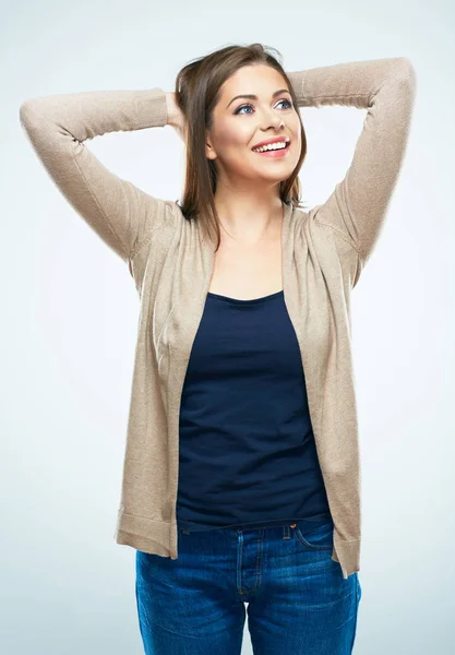 Kvinna som håller händerna vikas bakom huvud — Stockfoto
