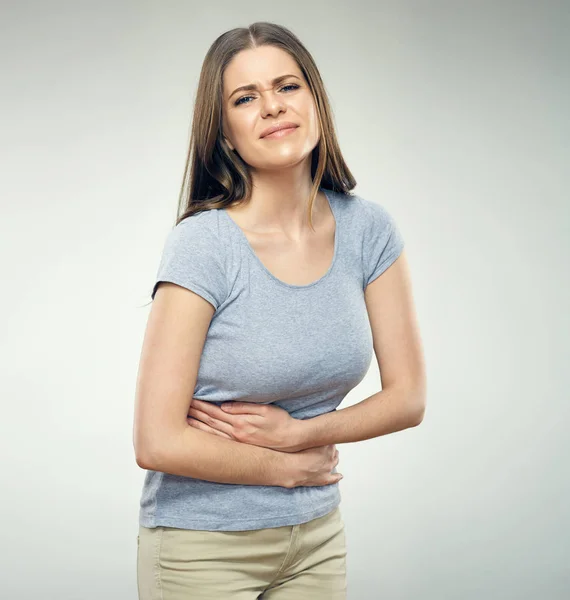 Mujer con dolor de estómago tocando barriga . —  Fotos de Stock