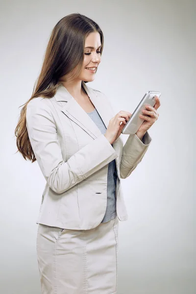 Zakelijke vrouw pak dragen met behulp van de tablet voor werk — Stockfoto