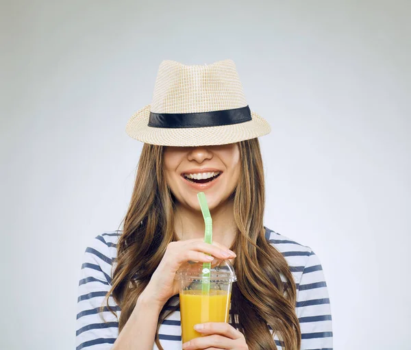 Unga leende kvinna som håller apelsinjuice glas. — Stockfoto