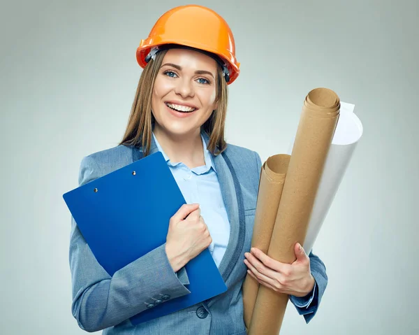 Usmívající se žena architekt držení papíru plány a schránky. — Stock fotografie