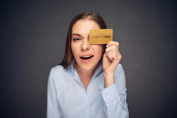 Femme tenant carte de crédit contre oeil . — Photo