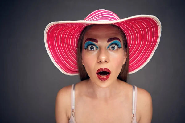 Sorprendente mujer aislado gran angular retrato . — Foto de Stock