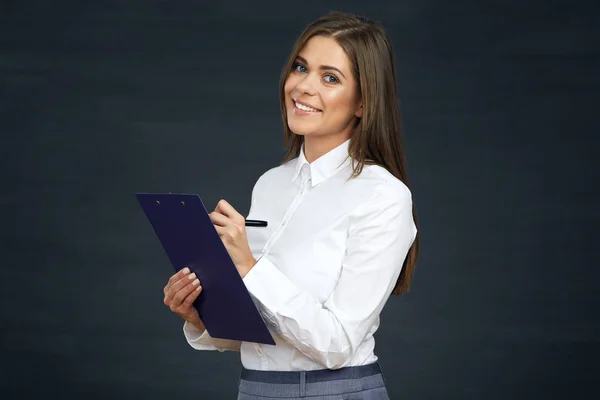 Uśmiechający się kobieta biznesu pisze w schowku. — Zdjęcie stockowe