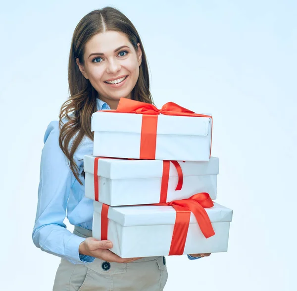 Leende affärskvinna holding presentbox. — Stockfoto