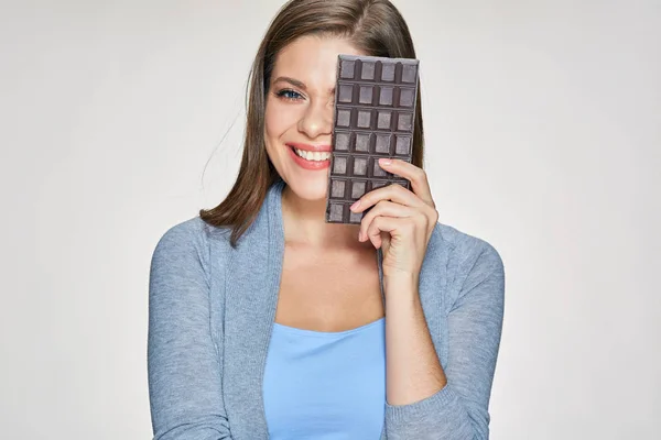 Çikolata tutan gülümseyen kadın. — Stok fotoğraf