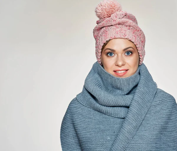 Toothy leende kvinna porträtt klädd i vinter scarf och hatt. — Stockfoto