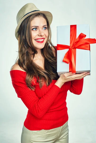 Glücklich lächelnde Frau mit Hut hält Geschenkbox. — Stockfoto