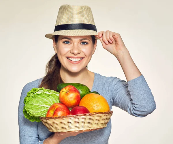 Vegetarian lifestyle portrait of young woman wearing modern hat. — Stock Photo, Image