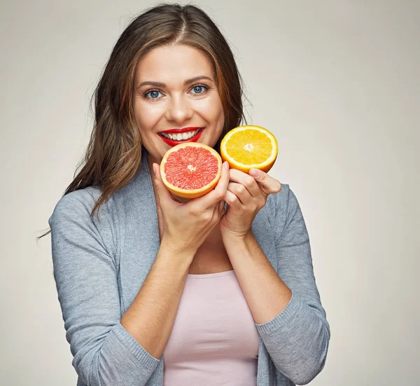 Mulher sorridente segurando meia laranja e toranja . — Fotografia de Stock