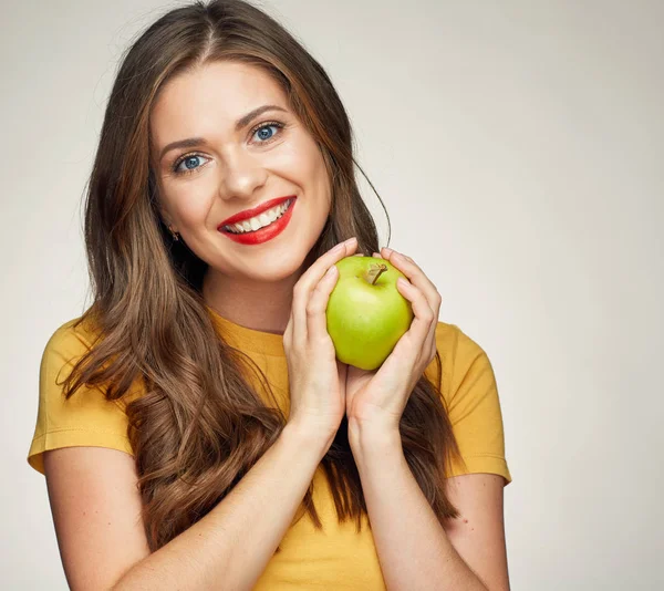 Primer plano retrato de la cara de la mujer joven sonriendo con los dientes . — Foto de Stock