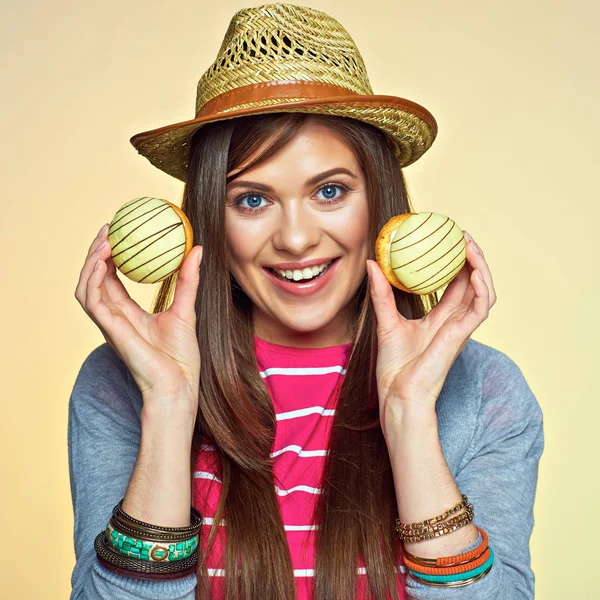 Sorrindo mulher segurando dois bolos — Fotografia de Stock