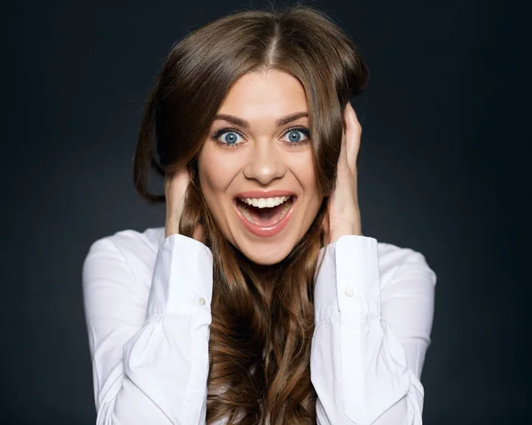 Mujer feliz con el pelo largo gritando —  Fotos de Stock