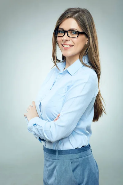 Joven mujer de negocios sonriente en camisa azul —  Fotos de Stock