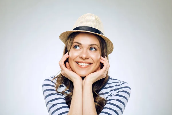 Mulher feliz usando chapéu de palha — Fotografia de Stock