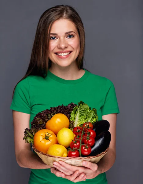 Kvinna som håller korgen med sommargrönsaker — Stockfoto