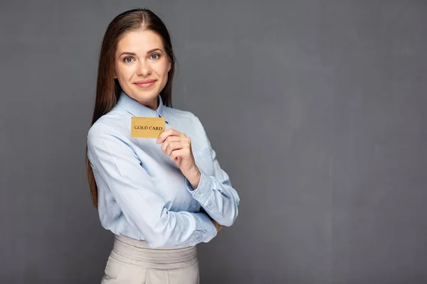 Mulher segurando cartão de crédito ouro — Fotografia de Stock