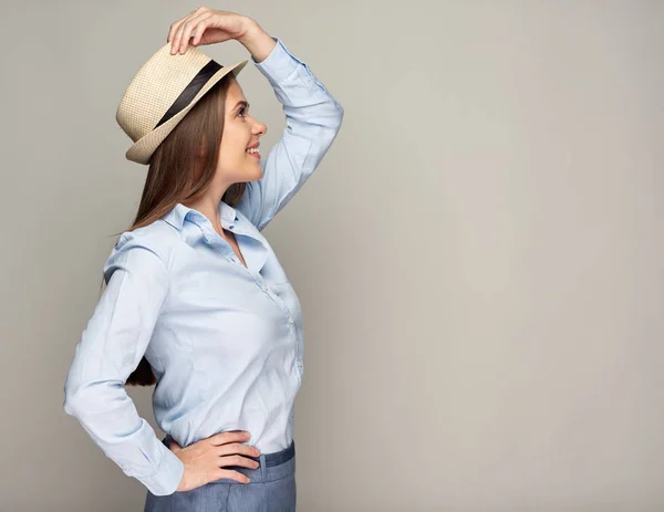 幸せな笑みを浮かべて女性の身に着けている帽子 — ストック写真