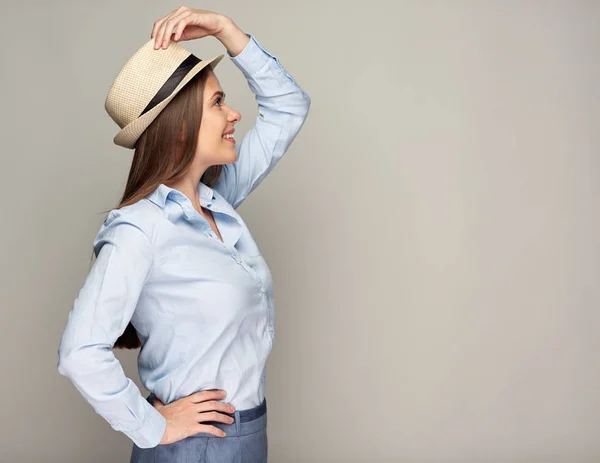 Feliz mujer sonriente usando sombrero —  Fotos de Stock