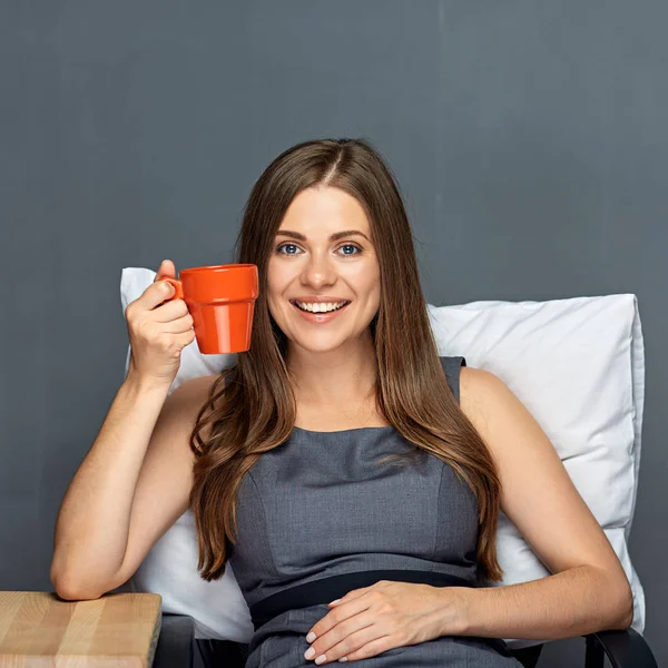 Zakenvrouw met koffiekopje — Stockfoto