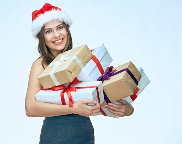 Empresária no chapéu de Natal segurando caixas — Fotografia de Stock