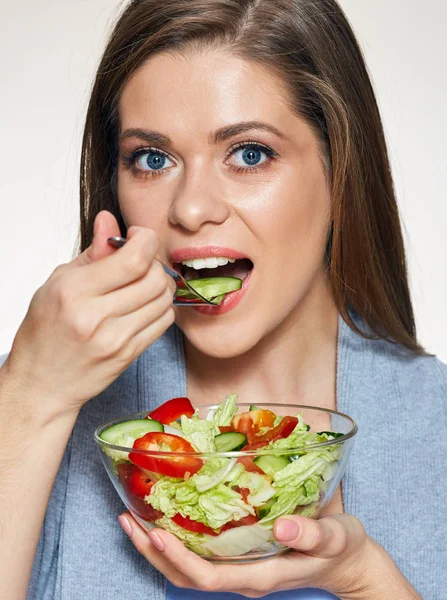 Молода жінка їсть овочевий салат — стокове фото
