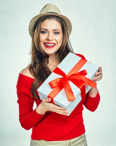 Woman in straw hat holding gift box — Stock Photo, Image