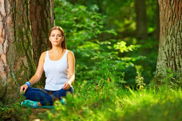 Jeune femme relaxante dans le bois — Photo