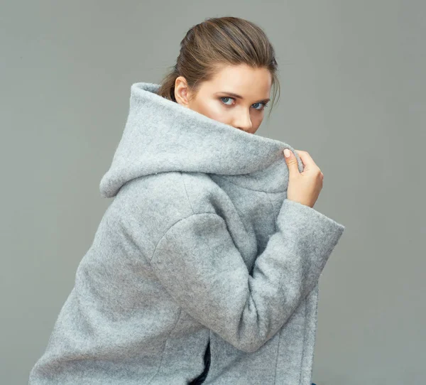 Vacker flicka poserar i mode stule, klädd grå kappa med h — Stockfoto