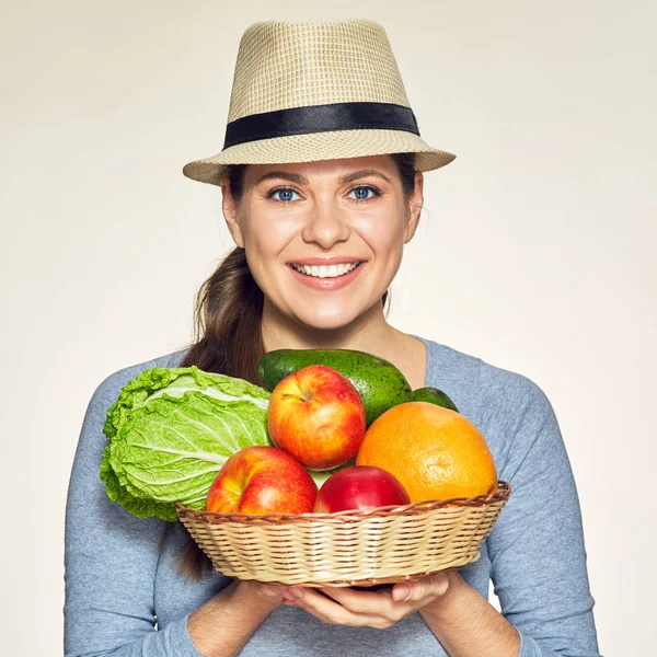 Vegetarische levensstijl portret van een jonge vrouw met moderne hoed. — Stockfoto