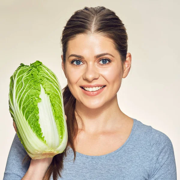 kadın holding yeşil lahana