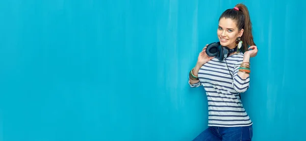 Mujer con auriculares en el cuello — Foto de Stock