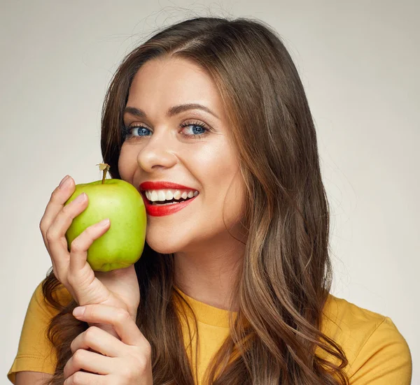 genç kadın ile gülümseyen yüz portresi kapatın.