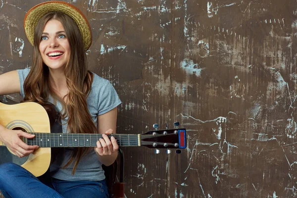 gitar ile gülümseyen kadın 