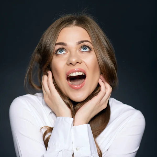 Mirada de la cara en la situación incómoda de la mujer joven . — Foto de Stock