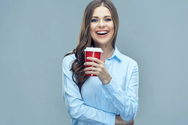 Mujer de negocios sonriente sosteniendo vaso de café rojo . — Foto de Stock