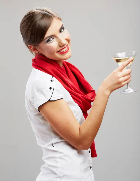 Mujer sonriente sosteniendo vaso de martini con alcohol . — Foto de Stock
