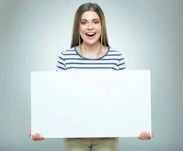 Glad ung kvinna håller vit skylt styrelse — Stockfoto