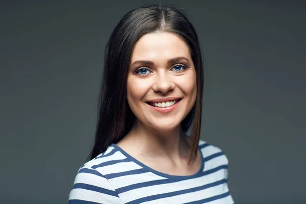 Mujer sonriente de cerca retrato de la cara . — Foto de Stock