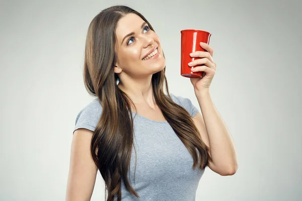 Chica sonriente sosteniendo taza de café rojo —  Fotos de Stock