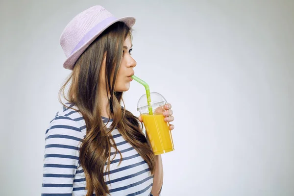 Kvinna som håller glas med apelsinjuice — Stockfoto