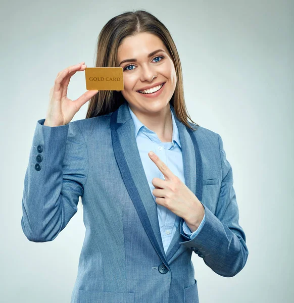 Женщина указывает пальцем на платежную карту — стоковое фото