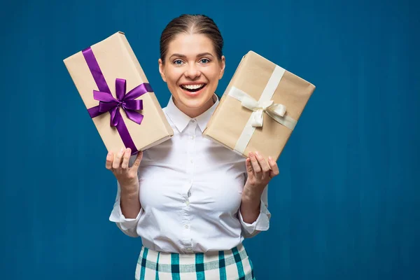 Mujer feliz sosteniendo cajas de regalo —  Fotos de Stock