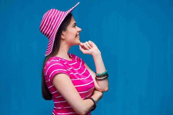 Lachende vrouw met grote roze hoed op zoek kant. — Stockfoto