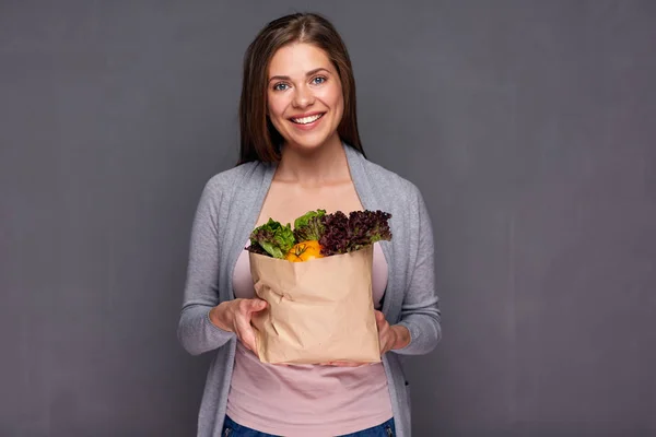 Mujer feliz sosteniendo bolsa con comida saludable . —  Fotos de Stock