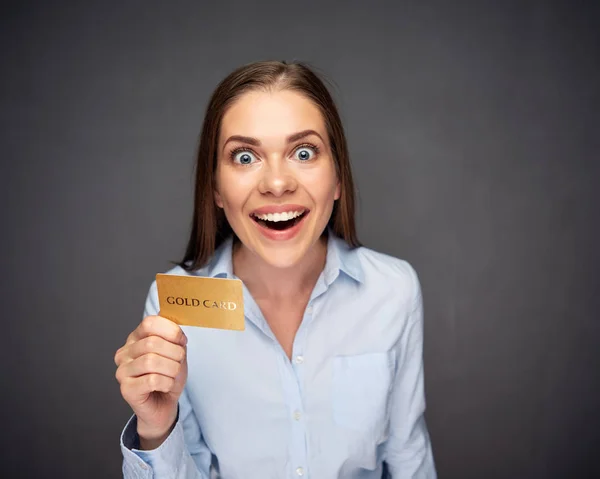 Kvinna med öppen mun håller kortet — Stockfoto