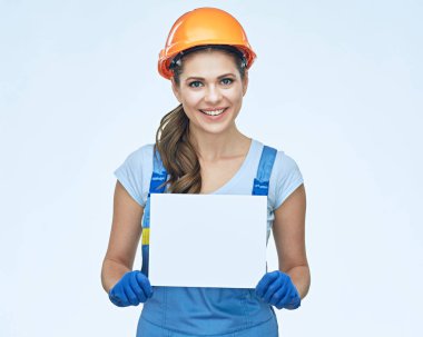 Beyaz baneer tutan gülümseyen kadın Oluşturucu. 